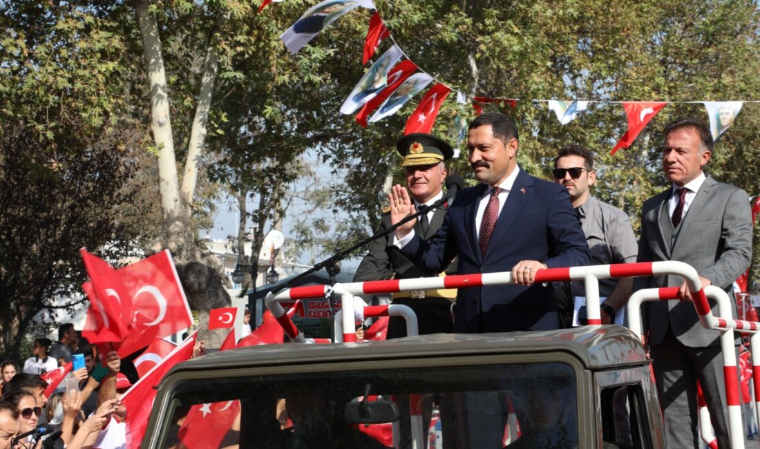 ATATÜRK CADDESİ TÜRK BAYRAKLARIYLA