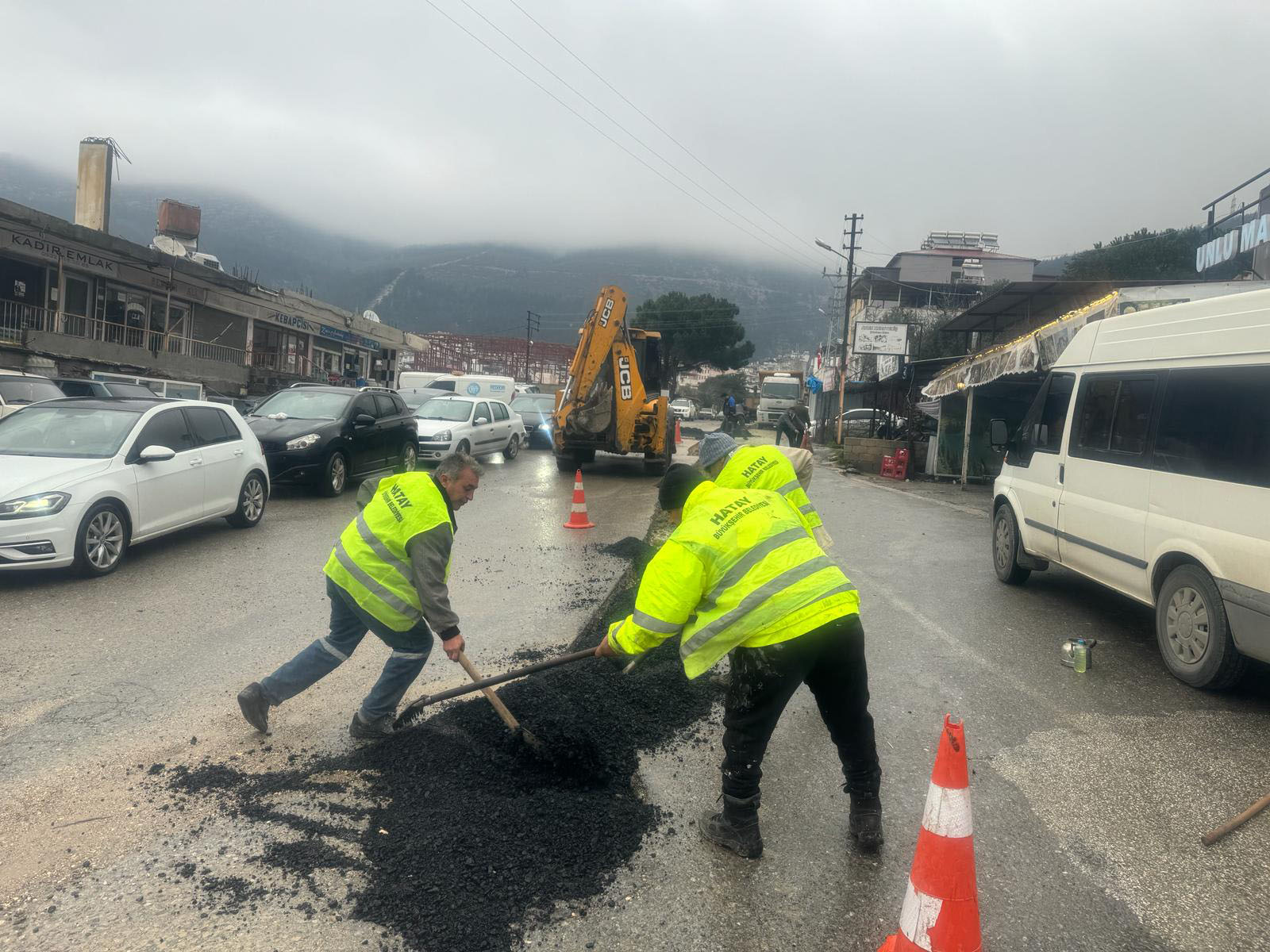 KAZI VE YIKIM ÇALIŞMALARINDAN DOLAYI ZARAR GÖREN YOLLAR ONARILIYOR