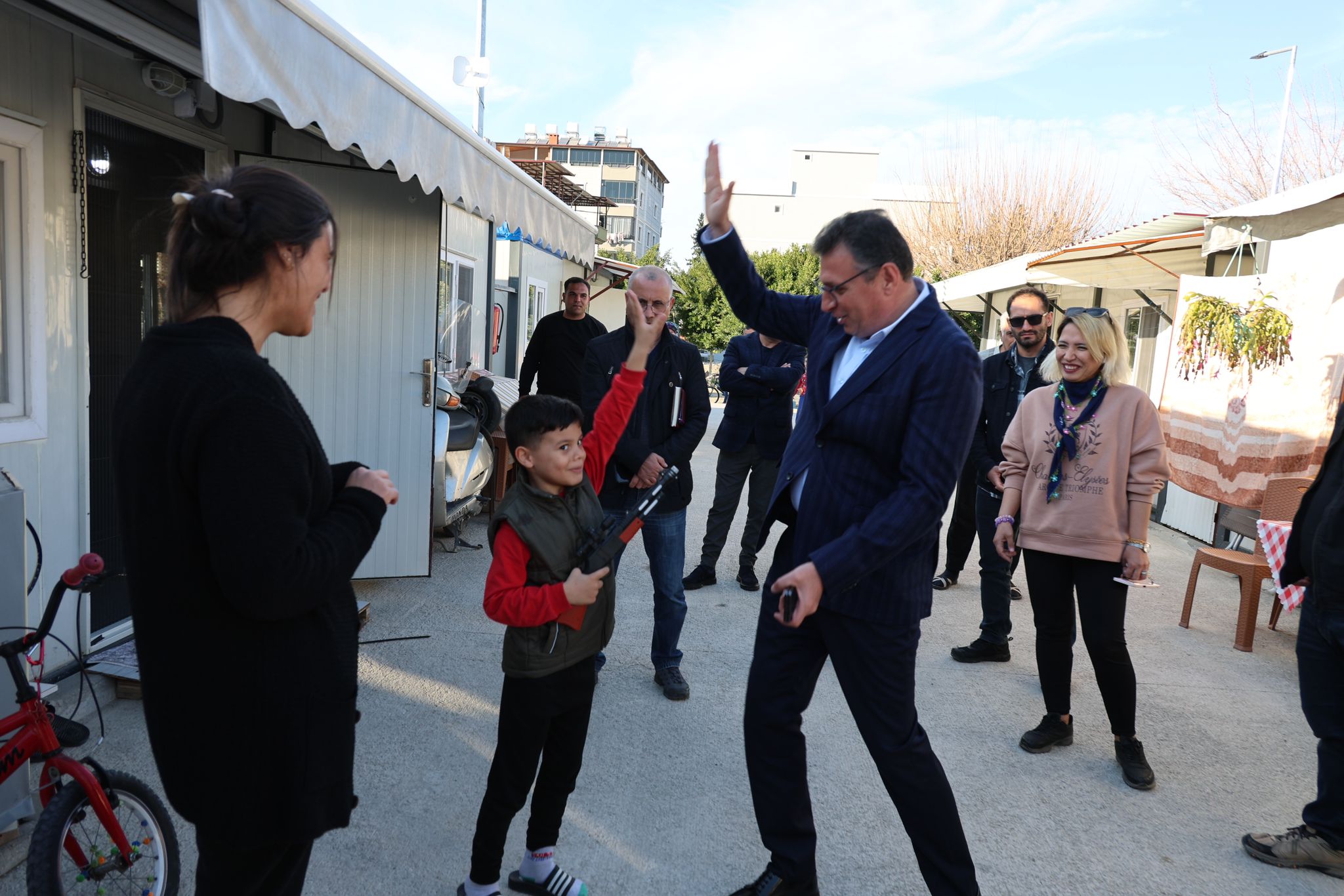 DÖNMEZ: DEPREMİN İZLERİNİ SİLMEK İÇİN ÇOK ÇALIŞACAĞIZ