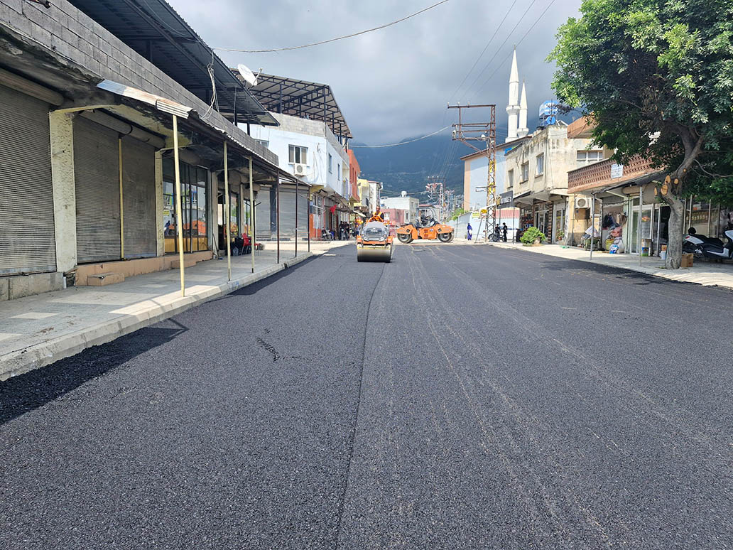 İSKENDERUN BEKBELE MAHALLESİNDE SICAK ASFALT ÇALIŞMALARI DEVAM EDİYOR!