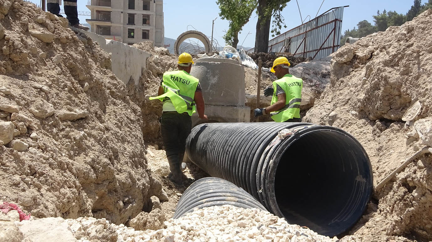 ATATÜRK CADDESİ’NDE YAĞMUR SUYU HATTI ÇALIŞMALARI TAMAMLANDI