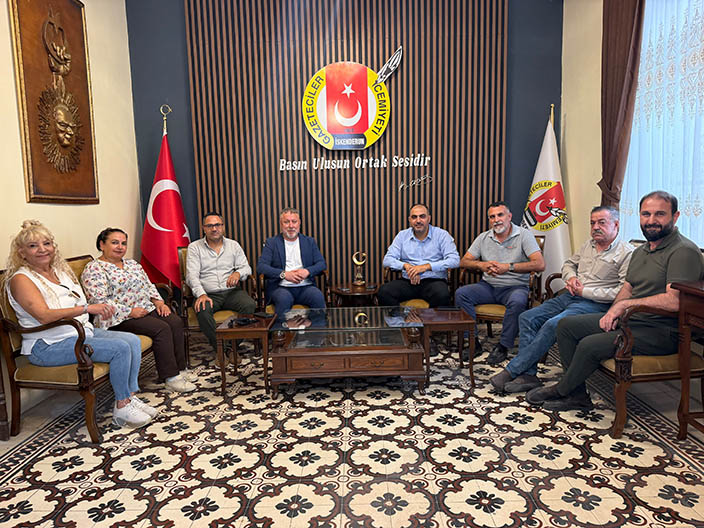 İSKENDERUNSPOR 1967’DEN GAZETECİLER CEMİYETİ’NE ZİYARET İskenderunspor 1967 Kulübü Başkanı Ümit Onaylı ve yönetim kurulu üyesi