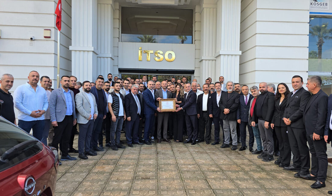 İskenderun Ticaret ve Sanayi Odası Başkanı Atıf Ceritbinmez, mazbatasını alarak