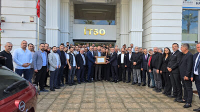 İskenderun Ticaret ve Sanayi Odası Başkanı Atıf Ceritbinmez, mazbatasını alarak
